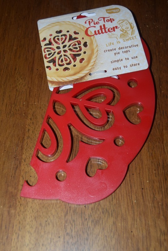 Talisman Designs Pie Top Cutter for 10 inch Pies, Hearts, Red Plastic