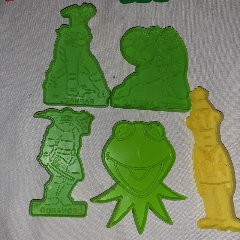 Lot of 18 Solid Plastic Cookie Cutters Some Great Designs! Kermit TMNT Easter gallery