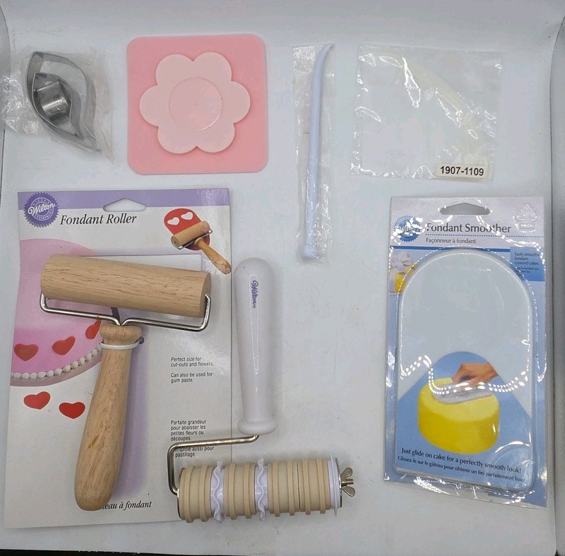 ​Wilton Fondant Gum Paste Cake Decorating Tool Lot Ribbon Cutter Roller Smoother