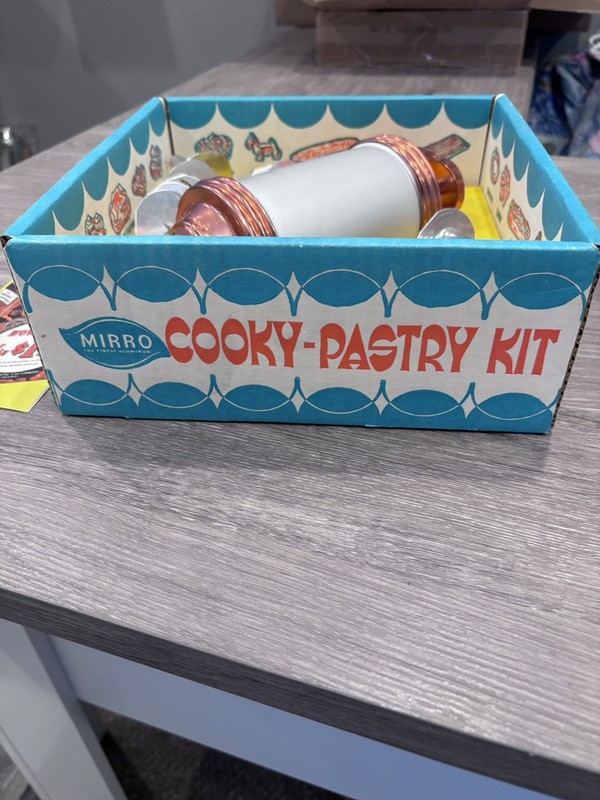 Vintage Mirro Cooky Pastry Kit Cookie Press Complete w/ Box 12 Discs 3 Tips USA gallery
