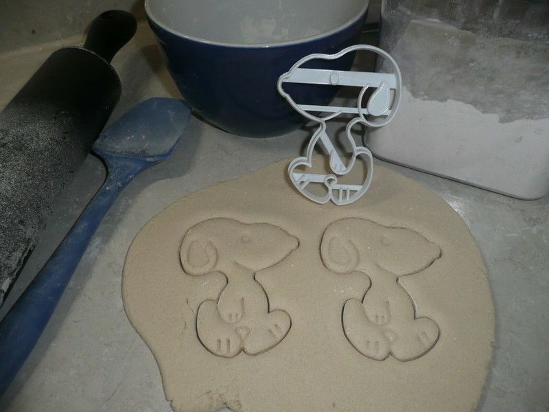 SNOOPY WALKING CHARLIE BROWN PET BEAGLE PEANUTS COOKIE COOKIE CUTTER USA PR3494 gallery