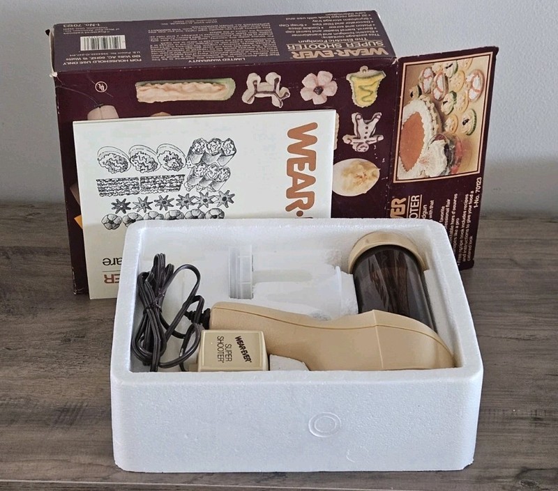 Vintage Wear-Ever Super Shooter 70123 Electric Cookie Press Gun. w/Box gallery