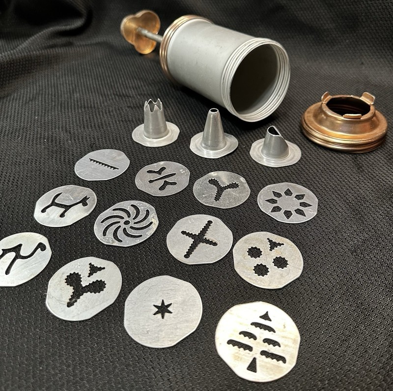 Mirro Vintage Cookie Press Aluminum~16 Pcs Total~1 Press, 3 Tips & 12 Shapes