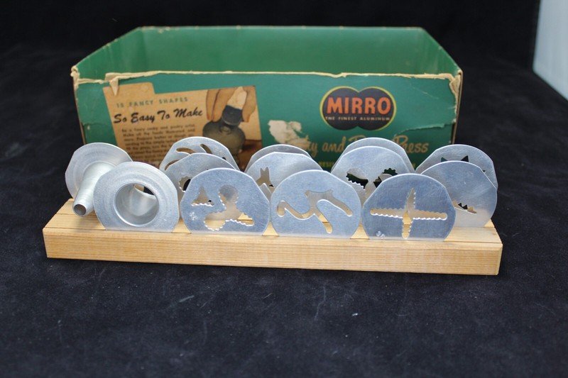 Vintage Mirro Cookie Cookie Pastry Press 11 Discs 3 Tips Recipe Booklet Box gallery