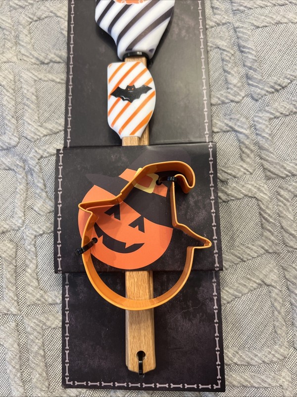 Halloween 2 Pc Spatulas & 1 Cookie Cutter Jack O Lanterns & Bat gallery