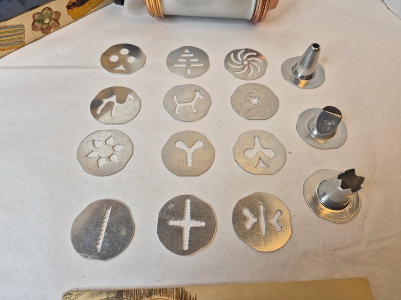 Mirro Vintage Copper Cookie Pastry Press 358-AM 12 Discs 3 Tips Instructions gallery