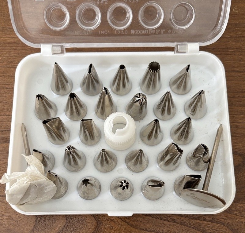 Wilton 27 Pc Cake Decorating Piping Tips & Case Plus #9 Flower Nails Korea gallery