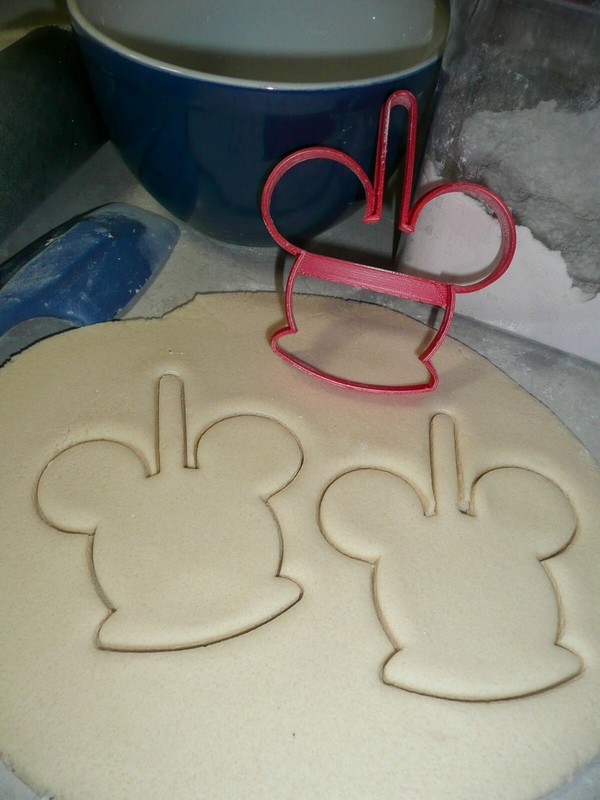 MICKEY MOUSE HEAD CARAMEL CANDY APPLE OUTLINE SNACK FOOD COOKIE CUTTER PR3304 gallery