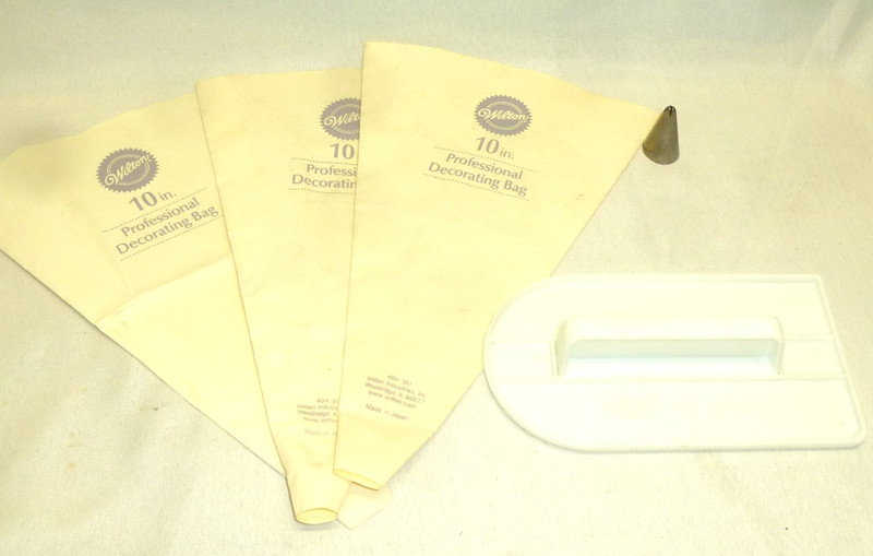 Wilton Cake Decorating Fondant Smoother 5.75, Tip #225, 3-10″ Decorating bags