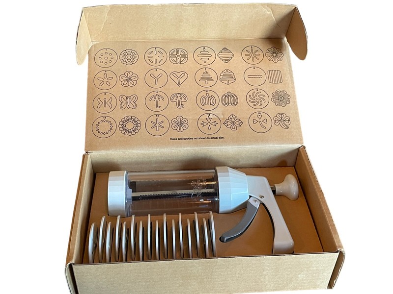 The Pampered Chef Cookie Press & 16 Discs In Original Box White and Clear