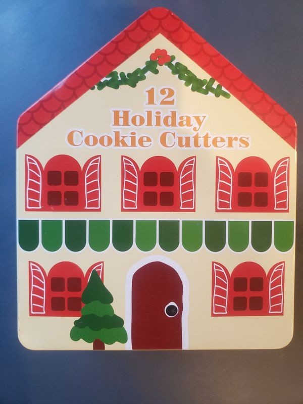 Holiday cookie cutter set 12x brand new in tin box