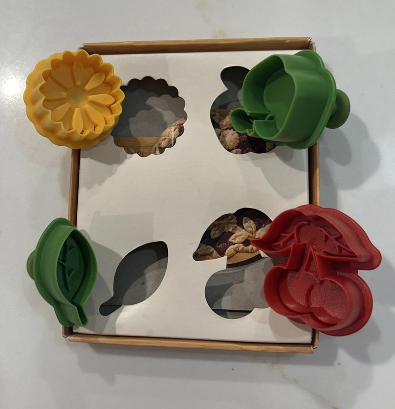 William Sonoma Autumn Fall Decorative Piecrust Cutters 4pc Set New In Box gallery
