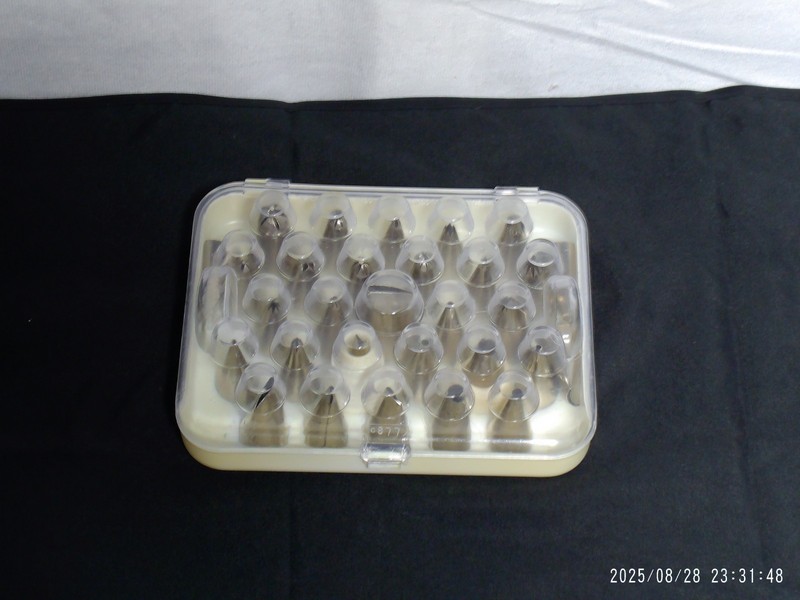 Pre-Owned Vtg. Wilton Inc. 70 s Cake Decorating Pro Tip Set w/3 extra Tips