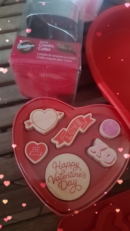 20 pc. Wilton Love Heart Cookie Pan Kit Valentine's Day Cookie Cutters & Molds gallery