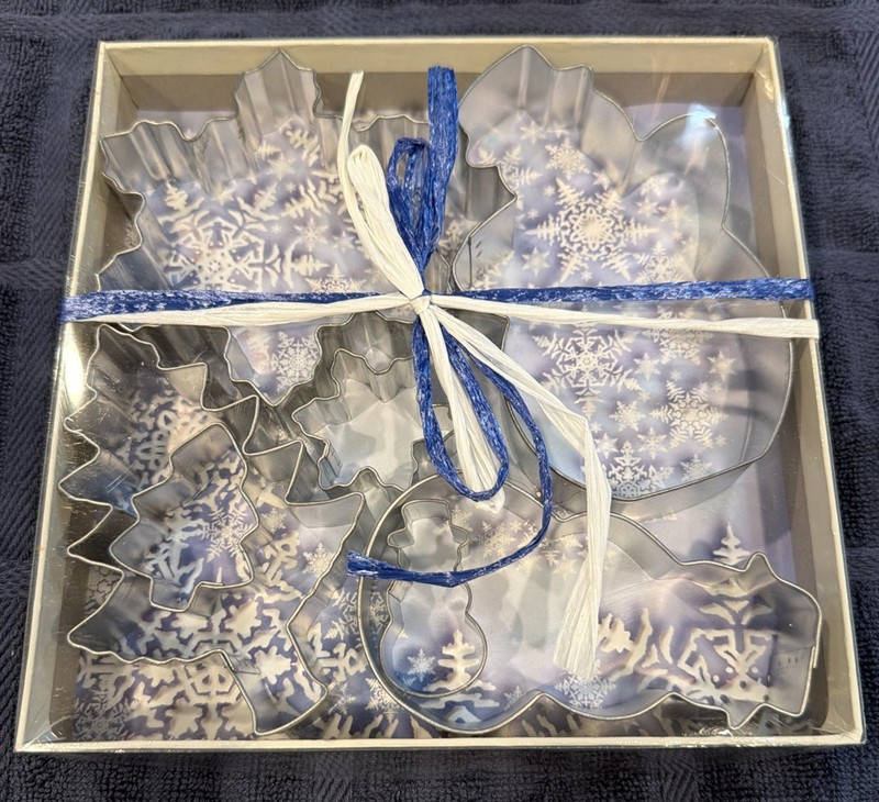 New 7-piece Christmas Cookie Cutter Set Holiday Baking Multiple Sizes