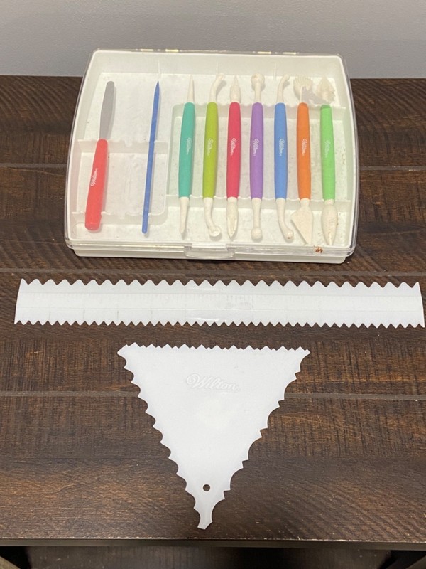 Wilton Fondant Decorating Kit W/ Ruler and Triangle Decorating Combs gallery