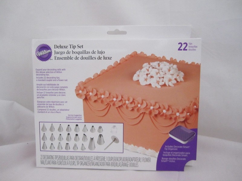 Wilton Industries Inc 22 Tips Deluxe Tip Decorating Set NEW