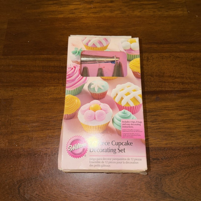 Wilton Cupcake Icing Tips 8 Piece (4 tips – 4 bags) Cake Dessert Decorating Set