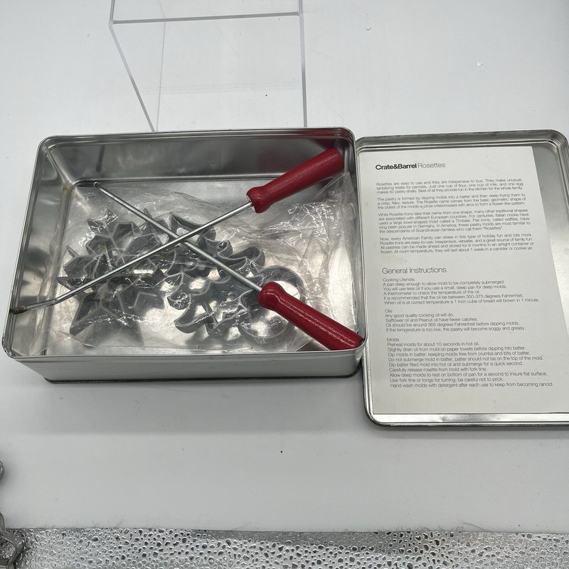 Crate & Barrel Holiday Rosette 6-Piece Cookie Set In Box plus extra molds READ gallery