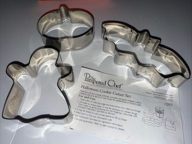 Pampered Chef Halloween Cookie Cutter Set Bat, Pumpkin, Ghost 1097 gallery