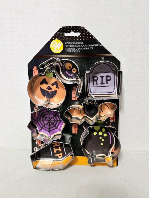 Wilton Halloween Collectible Cookie Cutter Set of 7 – 2014 Metal, New on Card