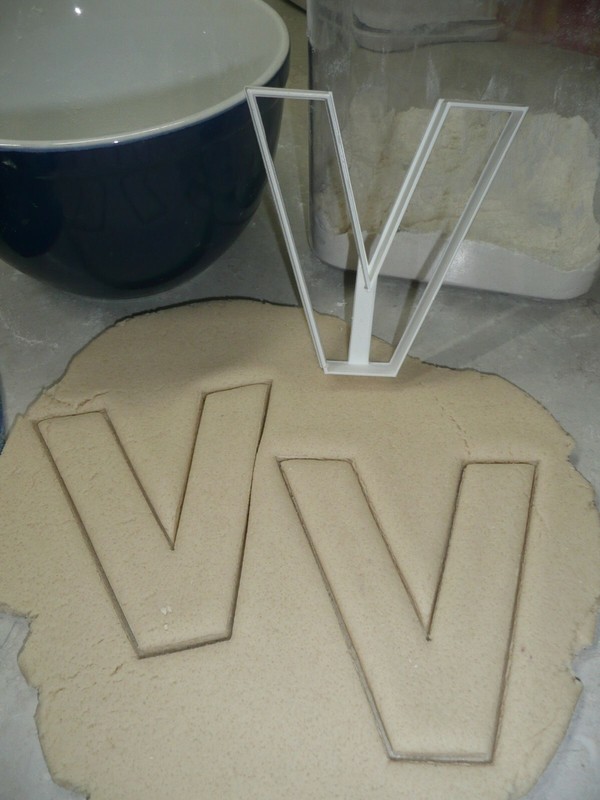 LETTER V 4 INCH UPPERCASE CAPITAL BLOCK FONT COOKIE CUTTER USA PR4235 gallery