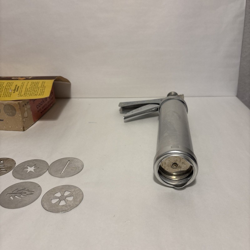 Vintage Wear-Ever Cookie Gun Pastry Decorator Trigger-Quick In Box 9 Discs gallery