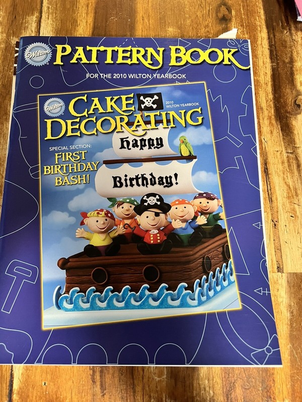 Wilton Cake Decorating 2010 Yearbook And Pattern Book gallery