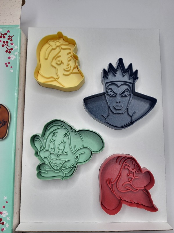 Williams Sonoma Snow White Spring Loaded Cookie Cutters gallery