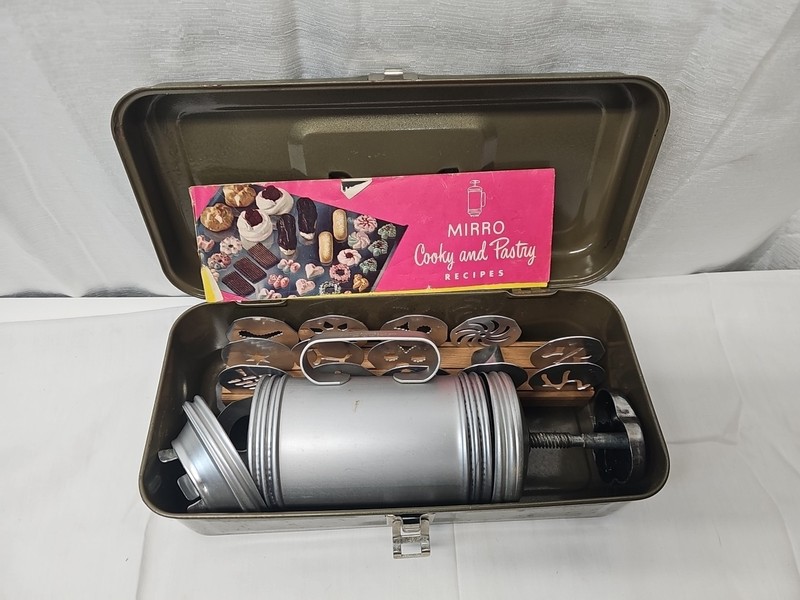 VTG MIRRO COOKY Pastry Press set, housed original olive green  metal tin case gallery