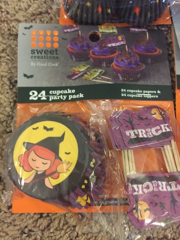 224 SWEET CREATIONS HALLOWEEN Themed CUPCAKE Liners And Pumpkin Cookie Cutter gallery