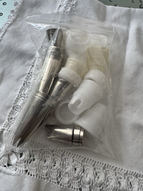 Wilton Icing Nozzle Tips Set Metal/Plastic, Couplers, 1M 2D 4B 104 125Korea gallery