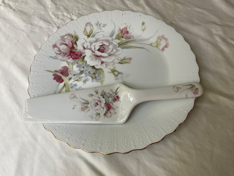 BOX #1-FLORAL DESIGN 10 IN. ROUND CAKE SERVER PLATE W/SERVER gallery