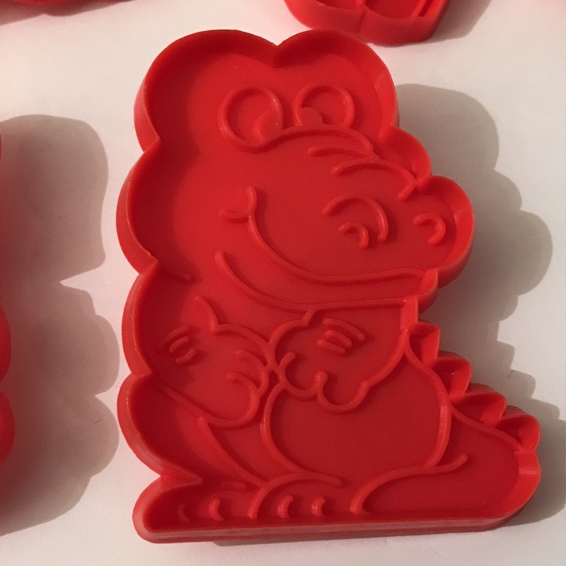Vtg Animal Cookie Cutter Set 9 Plastic w Box Made Hong Kong Red approx 3" gallery