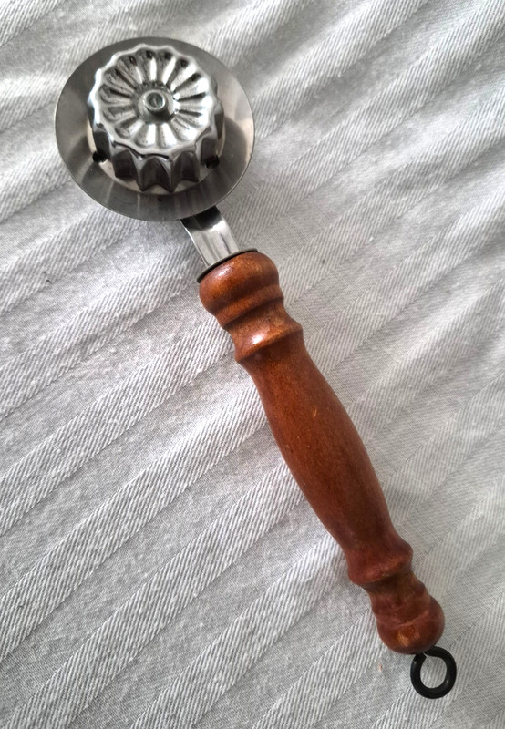 Vtg Wood Pie Crimper Pastry Edge Trimmer Cutter Wheel