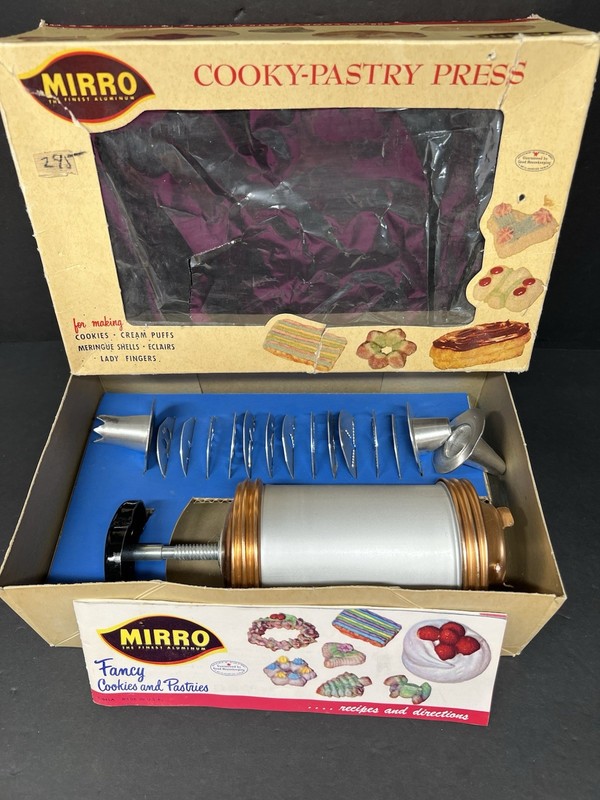 Vintage Mirro Cookie Pastry Press 12 discs 3 Pastry Tips In Box w Book 358-AM