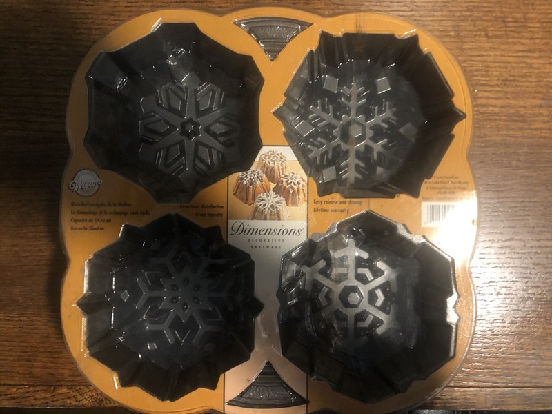 Mini Snowflakes Dimensions 4 Cavity Cake Pan from Wilton 5028 NEW