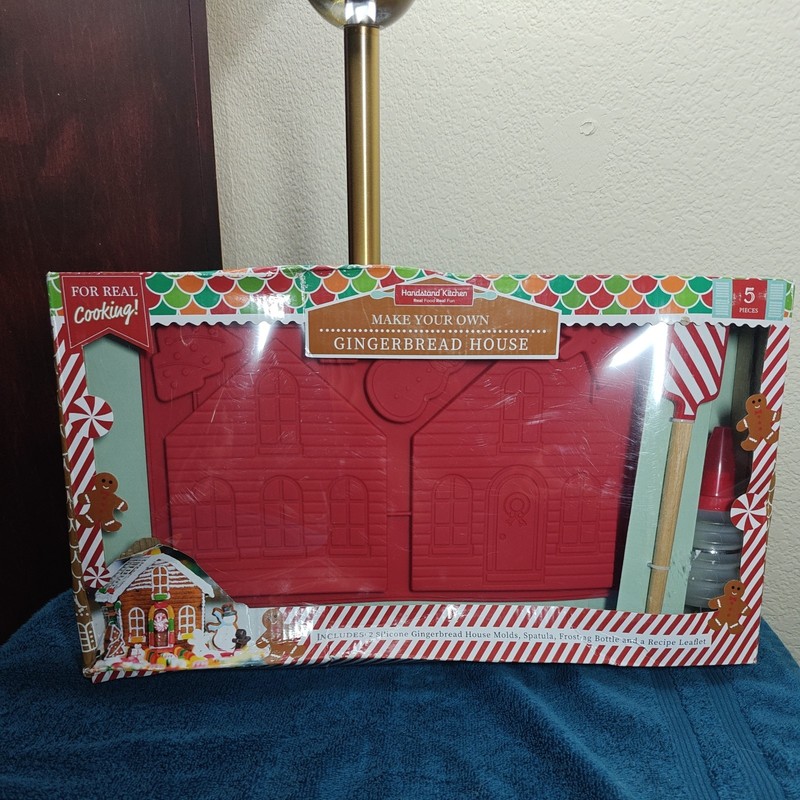 Handstand Kitchen 5 pc Gingerbread House Kit. Holiday New!