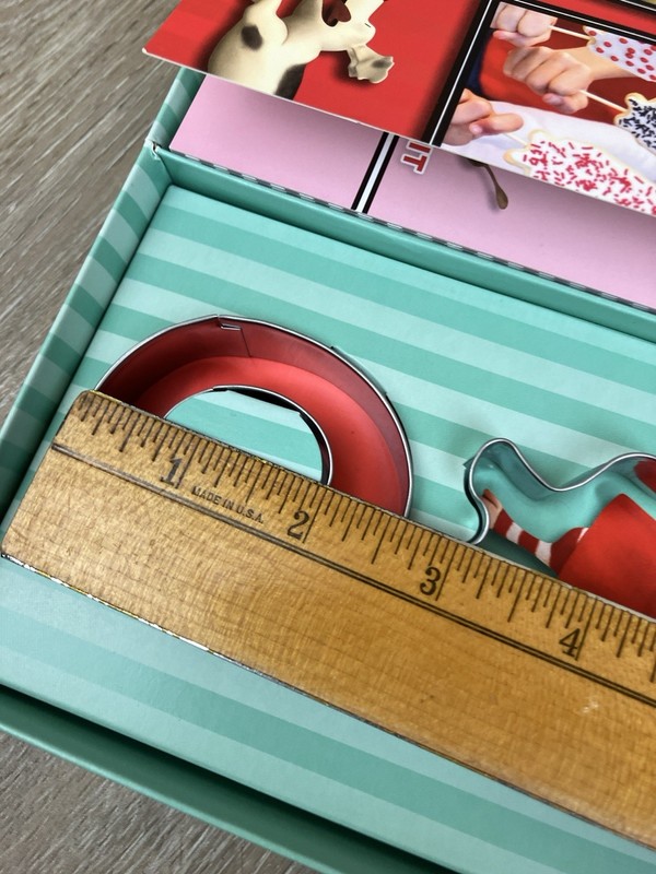 Chef Olivia Cookbook And Cookie Cutter Set gallery
