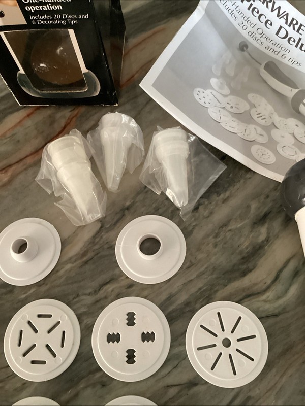 FARBERWARE Deluxe Cookie Press 'Classic Series' 1 Hand Operation 20 Discs in Box gallery