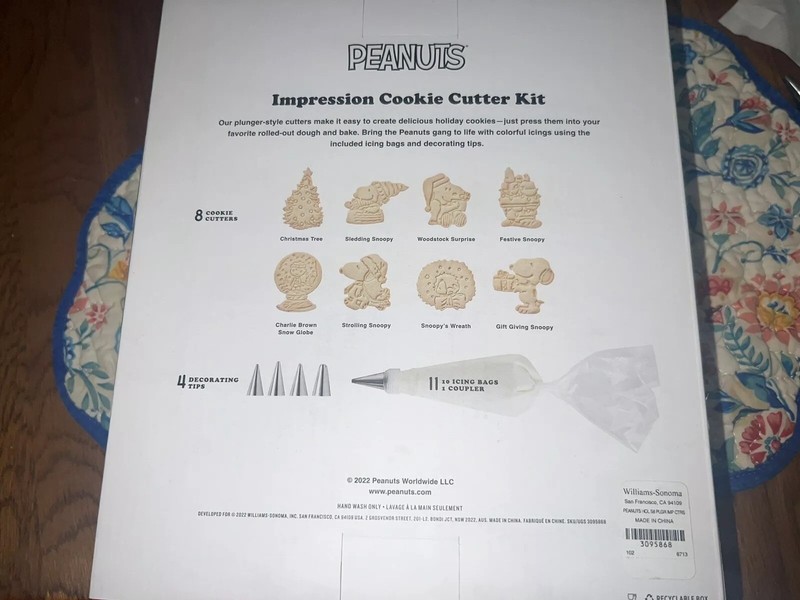 Williams Sonoma 23 pc Peanuts Snoopy Christmas Impression Cookie Cutter Kit Set gallery