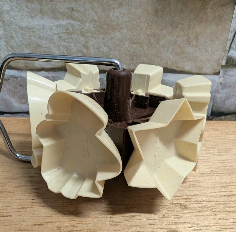 VTG Rolling Cookie Cutter w/17 Interchangeable Cutters Shapes Christmas & More gallery