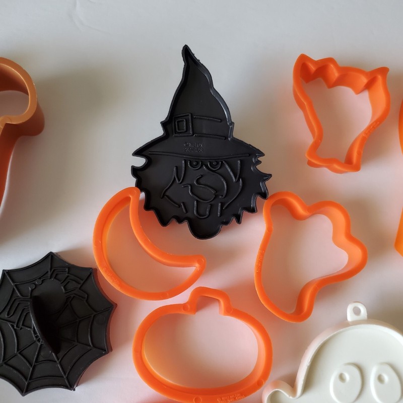 VTG Halloween Plastic Cookie Cutters Hallmark Wilton Lot of 22 Pieces gallery