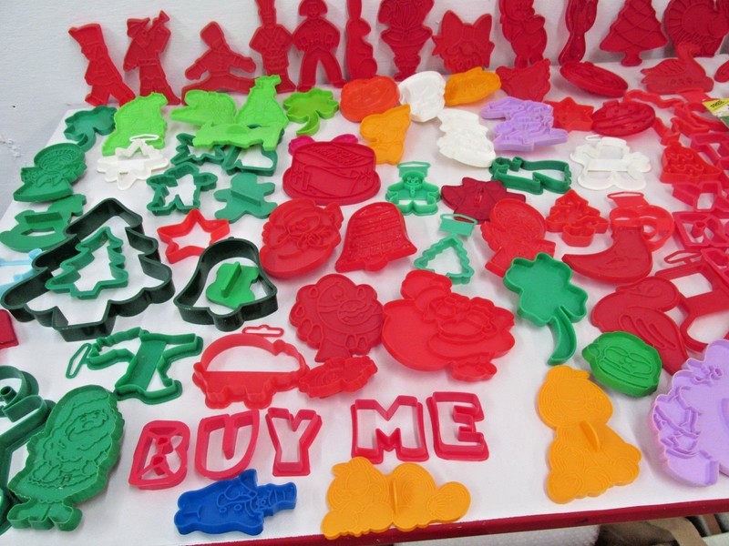 115 JELLO & COOKIE CUTTERS SKULL COW SANTA PIG DRUMMER BOW GINGER BREAD gallery
