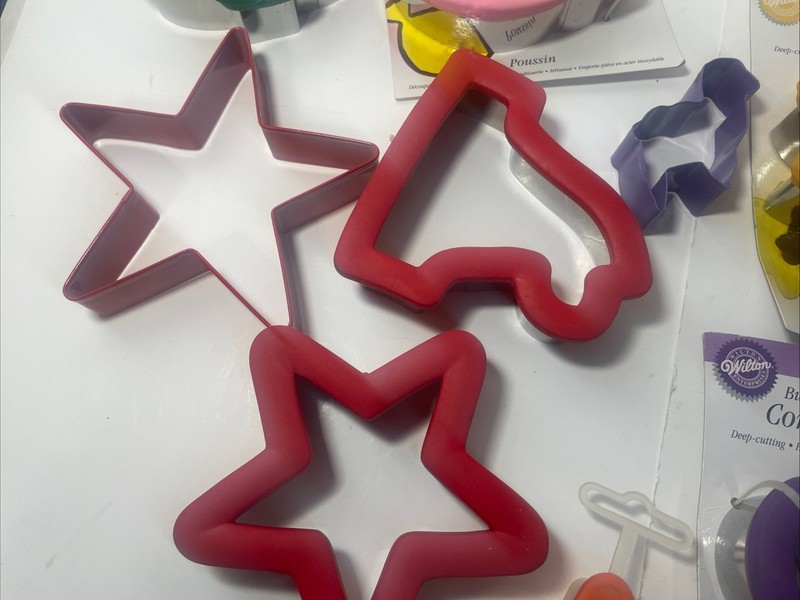 Lot 17 Wilton Comfort Grip Cookie Cutters Butterfly Duck Ghost Stars Tree More gallery