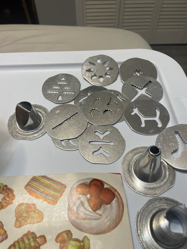 VTG 50’s-60’s Mirro Aluminum Cookie Pastry Press Set W/ Discs & Booklet gallery