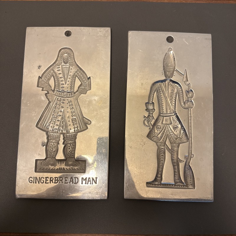 Virginia Metal crafters Colonial Williamsburg Cast Aluminum Gingerbread Pair