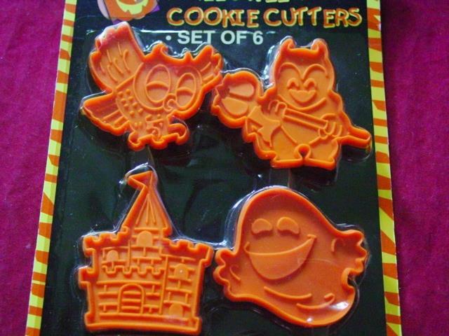 (6) HALLOWEEN Plastic COOKIE CUTTERS -Owl, Ghost, Devil, Haunted Castle, Pumpkin gallery