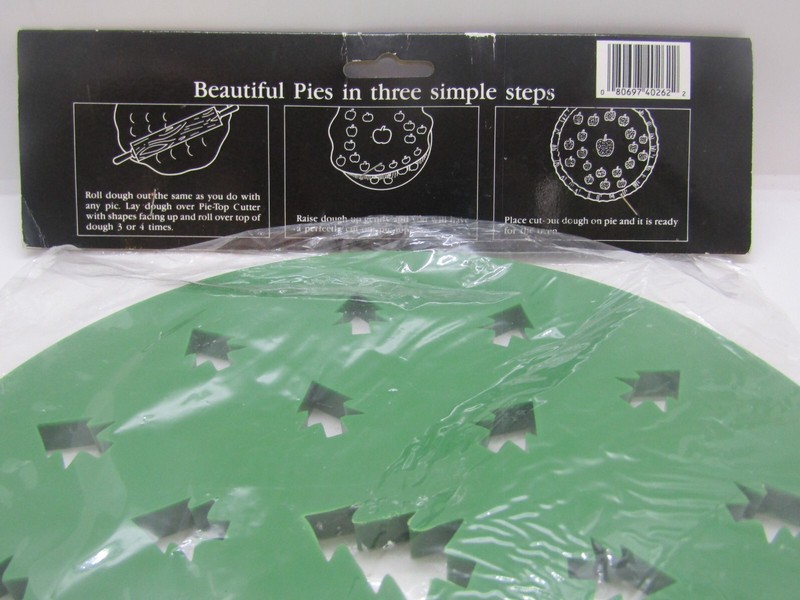 Cuisine International, P262 Green Christmas Tree 10" Round, Pie-Top Cutter. New. gallery