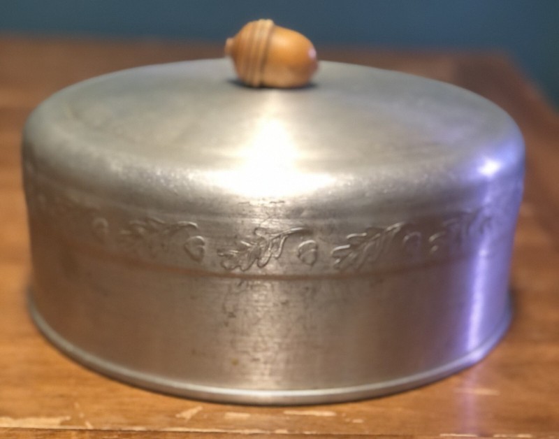 1950's MCM West Bend Aluminum Acorn 10" Cake / Pie Plate Lid W/ Humidity Stone gallery
